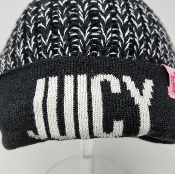 NWT JUICY COUTURE BLACK & WHITE POM POM BEANIE HAT KNITWEAR WOMEN OS CROCHET - Picture 3 of 13